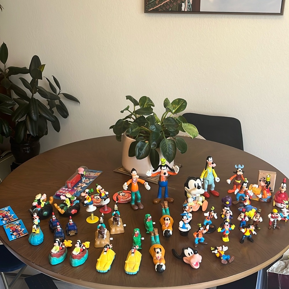 Lot of 40ish Goofy figurines from the 1990s